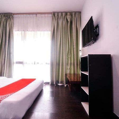 Oyo 1119 Memoire Express Hotel Kuching Exterior photo